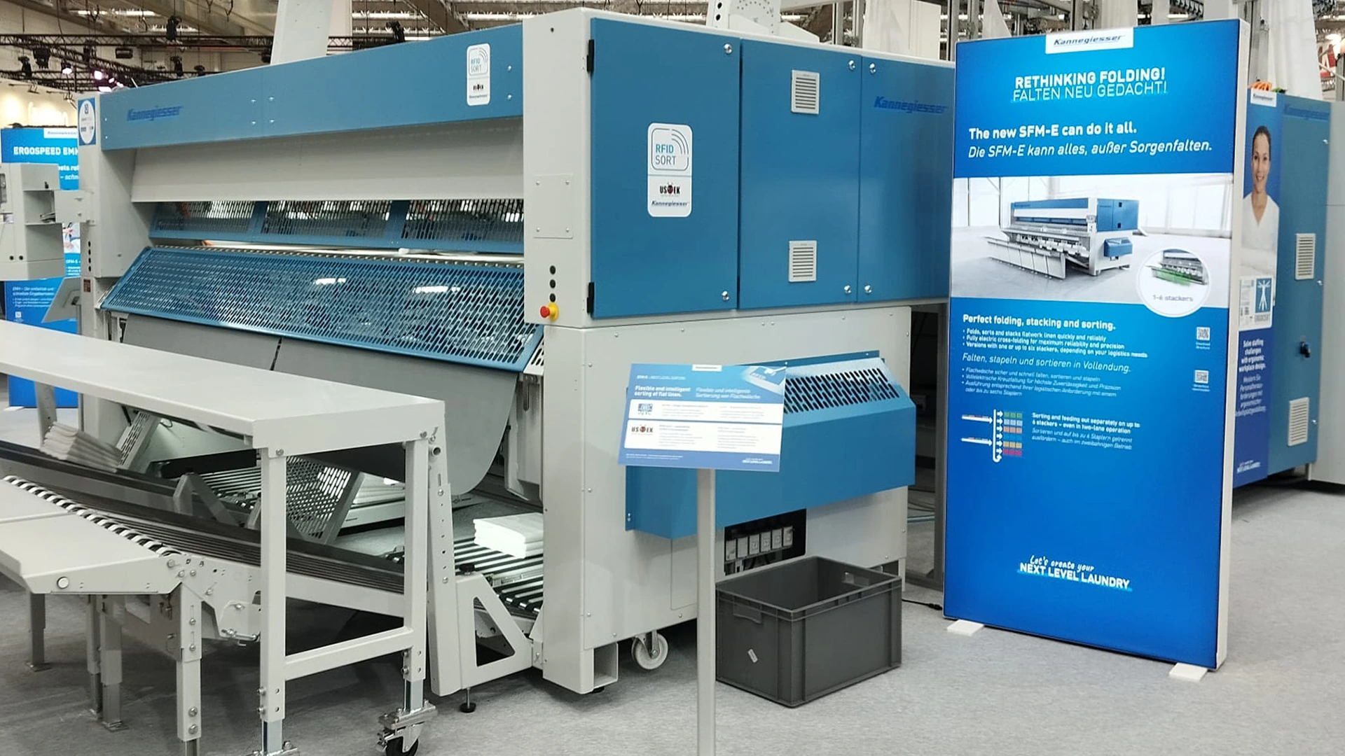 Eine Faltmaschine mit RFID-Sort-Branding auf einer Messe.